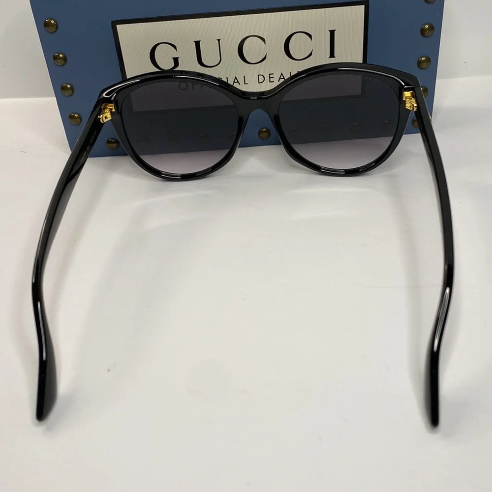GUCCI GG0631S 001 round sunglass comes black frame with grey gradient lenses.